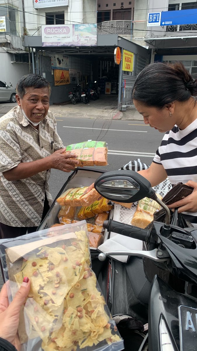 keluhkesahkonoh's tweet photo. Kalau ketemu bapak ini di jalan, mampir dan bantu borong ya. 🥹

Beliau jualan peyek yang enak banget sama roti sisir.

Harga peyeknya juga cuma Rp10 ribu. https://t.co/NyHckv2mno