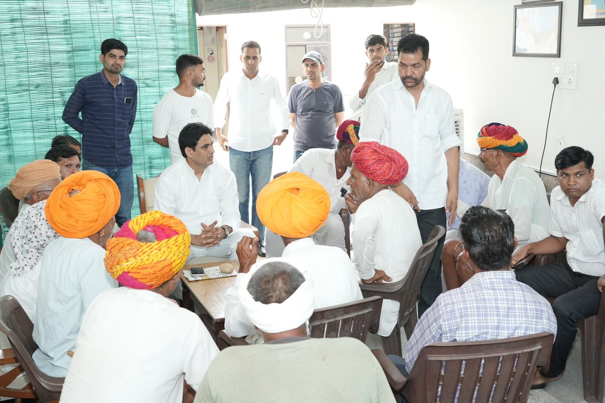 DrVikasAjmer's tweet photo. आज किशनगढ़ आवास पर पधारे किसान प्रतिनिधिमंडल एवं क्षेत्रवासियों से भेंट कर विभिन्न मुद्दों पर चर्चा की।
इस दौरान उनकी समस्याओं का संकलन कर समाधान का प्रयास किया।
#Peoplefirst #ajmer https://t.co/PyIZMTbJgy