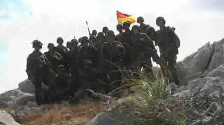 JSanchezTorron's tweet photo. ¿Os acordáis de los comentarios jocosos acerca de la toma del islote de Perejil y la intervención de las Fuerzas Armadas españolas, hace exactamente 24 años? Un trozo de tierra con unas pocas cabras, convertido en testigo de cargo de un ridículo patriotismo. 
Ahí ya se estaba poniendo de manifiesto el crimen. Ahí ya era evidente la corrupción intelectual que ignora el sentido de la defensa de las fronteras.