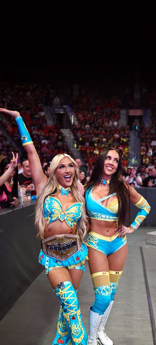 ItzVarun_____'s tweet photo. Tiffany Stratton and Chelsea Green Wallpaper!

#Smackdown https://t.co/CMZtS3H0M8