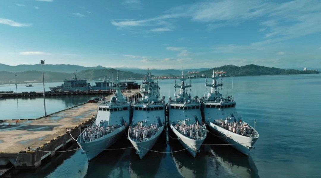 MalaysiaMonitor's tweet photo. 𝟯𝟬 𝗝𝘂𝗹 • 𝗞𝗼𝘁𝗮 𝗞𝗶𝗻𝗮𝗯𝗮𝗹𝘂 𝗡𝗮𝘃𝗮𝗹 𝗕𝗮𝘀𝗲

Gathering of Littoral Mission Ship at Kota Kinabalu Naval Base. The class of four consist of KD Keris, KD Sundang, KD Badik and KD Rencong.

Also alongside are KD Kelantan, KD Kedah, KD Selangor and KD Mahawangsa. https://t.co/0QLoP00sKz