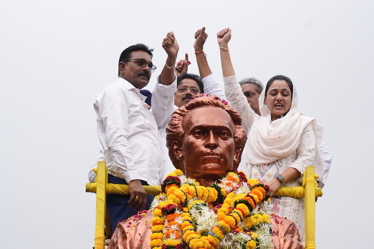 sanamalikshaikh's tweet photo. आपल्या लेखणीतून समाजातील शोषित, वंचित आणि कष्टकरी घटकाला आवाज मिळवून देणारे लोकशाहीर, साहित्यरत्न अण्णाभाऊ साठे यांचा जयंतीउत्सव भिमशक्ती रिक्षा चालक संघातर्फे साजरा केला. चेंबूर येथील अण्णाभाऊ साठेंच्या पुष्पहार अर्पण करत त्यांच्या कार्याचा गौरव केला. 

📍लोकशाहीर अण्णाभाऊ साठे उद्यान, सुमननगर, चेंबूर

#Chembur #Tribute #SanaMalikShaikh #MLA #AnushaktiNagar #AnnaBhauSathe
