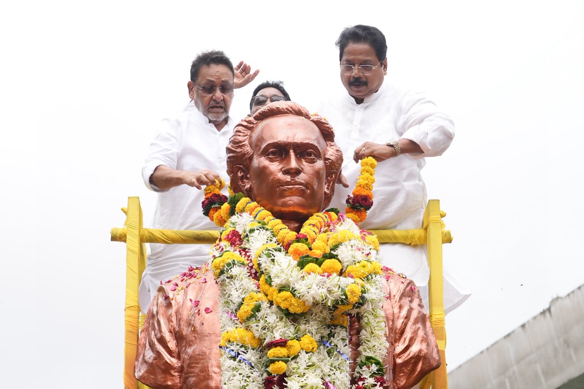 sanamalikshaikh's tweet photo. आपल्या लेखणीतून समाजातील शोषित, वंचित आणि कष्टकरी घटकाला आवाज मिळवून देणारे लोकशाहीर, साहित्यरत्न अण्णाभाऊ साठे यांचा जयंतीउत्सव भिमशक्ती रिक्षा चालक संघातर्फे साजरा केला. चेंबूर येथील अण्णाभाऊ साठेंच्या पुष्पहार अर्पण करत त्यांच्या कार्याचा गौरव केला. 

📍लोकशाहीर अण्णाभाऊ साठे उद्यान, सुमननगर, चेंबूर

#Chembur #Tribute #SanaMalikShaikh #MLA #AnushaktiNagar #AnnaBhauSathe