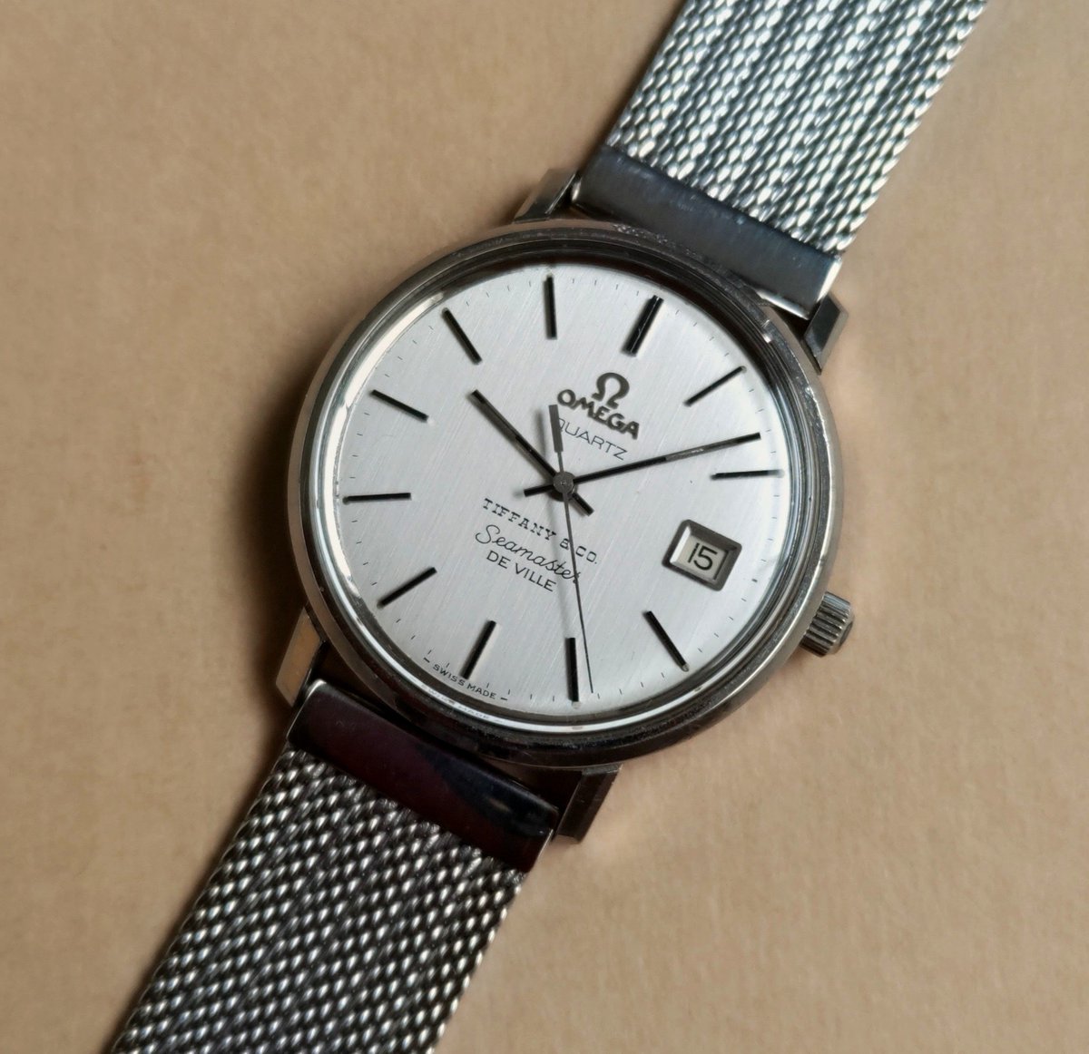 qnoissan's tweet photo. 休日に
ナンだか だらけてしまった.
#OMEGA Quartz
プッシュリューズ タイプ
#Seamaster #Deville #Tiffany & Co.
トリプル・サインド
2年程前までだったか
普段使いして 楽しんでいたが
止まってしまってからは
修理のしようがなく 不動品となる (泣)
オールドクォーツの難しさよ (嘆) https://t.co/LAiUYzZwYG