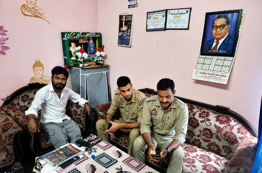 SaurabhBhimArmy's tweet photo. लोकतंत्र में आवाज़ उठाना अपराध नहीं,बल्कि प्रत्येक नागरिक का संवैधानिक अधिकार है।

आज क्षेत्र की जनता की वर्षों पुरानी समस्याओं—विशेष रूप से ग्राम पुरैना के पुल एवं अन्य जनहित के मुद्दों—को माननीय राज्यपाल महोदय के समक्ष रखने के लिए निकलने से पहले ही मुझे हाउस अरेस्ट कर दिया गया। https://t.co/N8RU0TPUqV