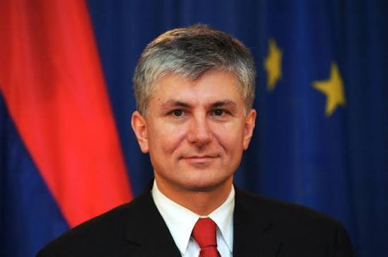 ZeljkoBosk10720's tweet photo. IN MEMORIAM 

Dr Zoran Đinđić (1. avgust 1952 — 12. mart 2003) srpski političar, filozof, jedan od osnivača Demokratske stranke i prvi demokratski izabrani premijer Republike Srbije nakon pada režima Slobodana Miloševića. 

Ostao je upamćen kao ključna figura petooktobarskih promena i reformator koji je težio modernizaciji zemlje i njenim evrointegracijama. Ubijen je u atentatu ispred zgrade Vlade u Beogradu. 

Danas bi imao 74 godine ….

Neka mu je večna slava i hvala i neka počiva u miru.