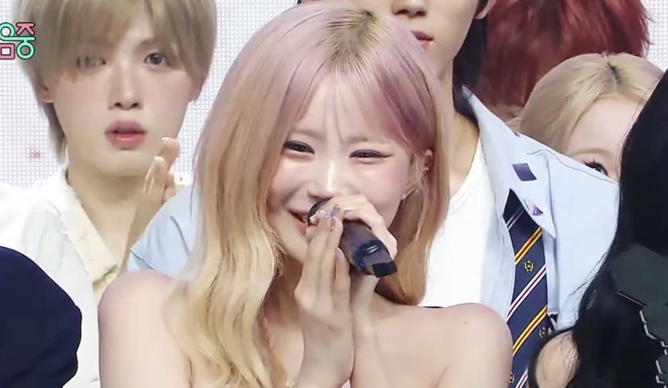 keitadj3's tweet photo. #fromis_9 涙の音楽中心1位🎊

音源＋アルバムスコアでリードし逃げ切り
#VitaminME3rdWin 
#fromis_9_19thWin https://t.co/XNeQrQM7ob