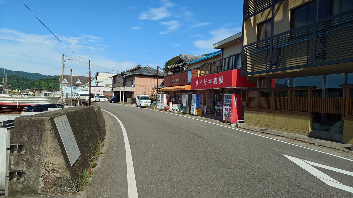ReoTra810's tweet photo. 自作品の聖地巡礼を兼ねて、加太の町並を散歩してきた

海辺の町の景色は絵になっていいね

加太海水浴場、海の家はあったものの、意外にもBGMが流れていなかった

土曜日という事もあり、車の通りが多かった https://t.co/gYV7RrMeLU