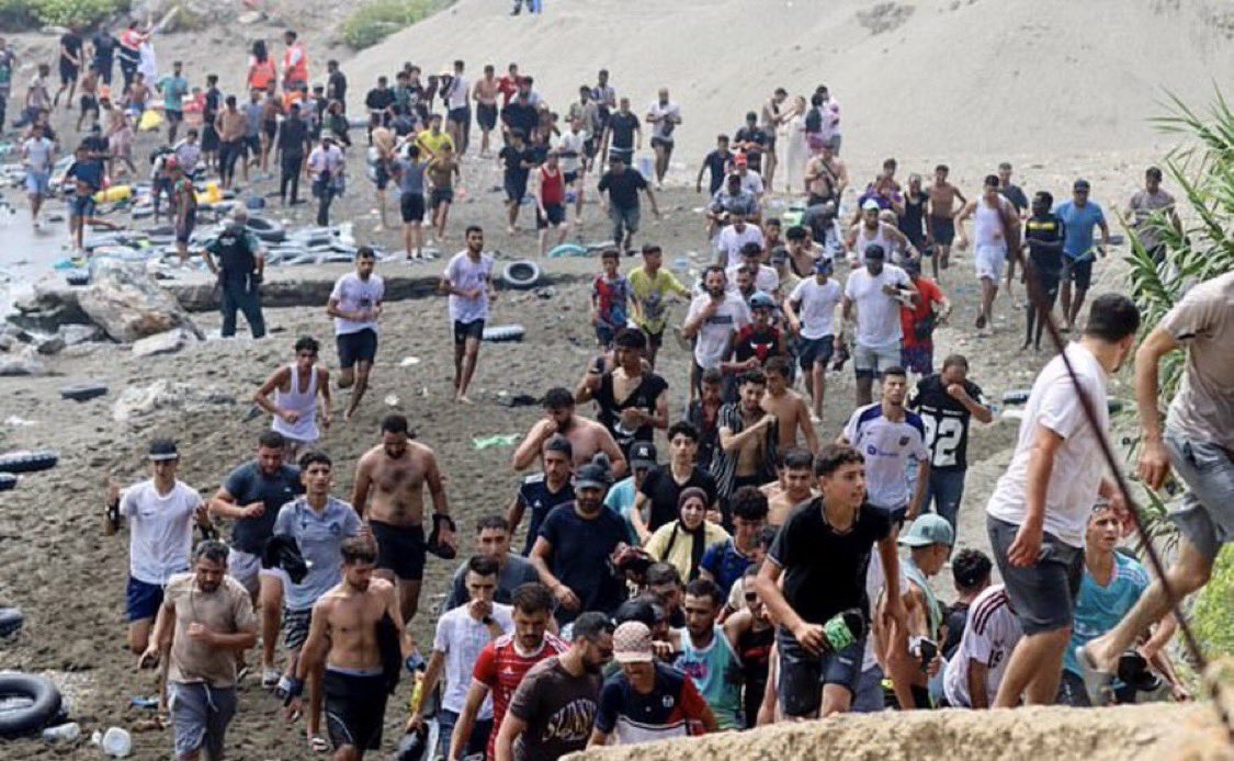 ToniRos26's tweet photo. 👁️ Mireu les imatges de Ceuta i traslladeu-les a Catalunya demà passat. Heu estat votant anys i panys els partits responsables d'aquesta invasió criminal. @Esquerra_ERC @JuntsXCat @cupnacional @SomComuns @socialistes_cat 

En sou còmplices. Quin futur voleu per als vostres fills? 

#SalvemCatalunya