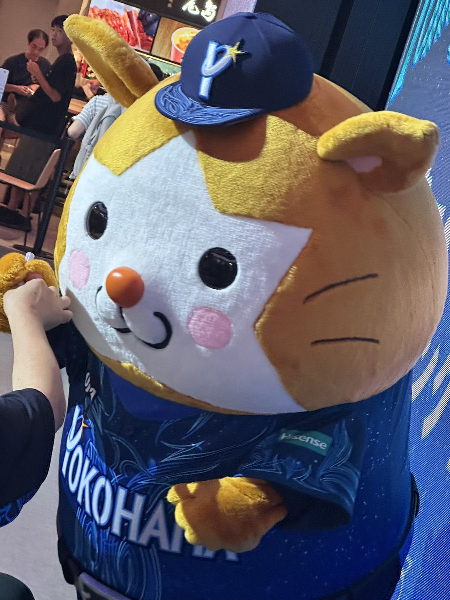 yuzuame44's tweet photo. 念願すぎる😭😭😭❤️❤️❤️❤️
野球にハマって今月で一年目を迎える若輩者、ついに推しのマスコットに出会えた😭
幸せすぎる。バッグにサインしてもらえて嬉しい😭😭😭😭
スターマン可愛いよぉお😭 https://t.co/1q9Bx5OvrC