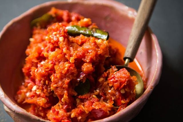 subWARUNGNASPAD's tweet photo. 𝙋𝙞𝙘𝙠 𝙊𝙣𝙚,    Sambal ijo  vs  Sambal balado https://t.co/R1Goslt8Xa