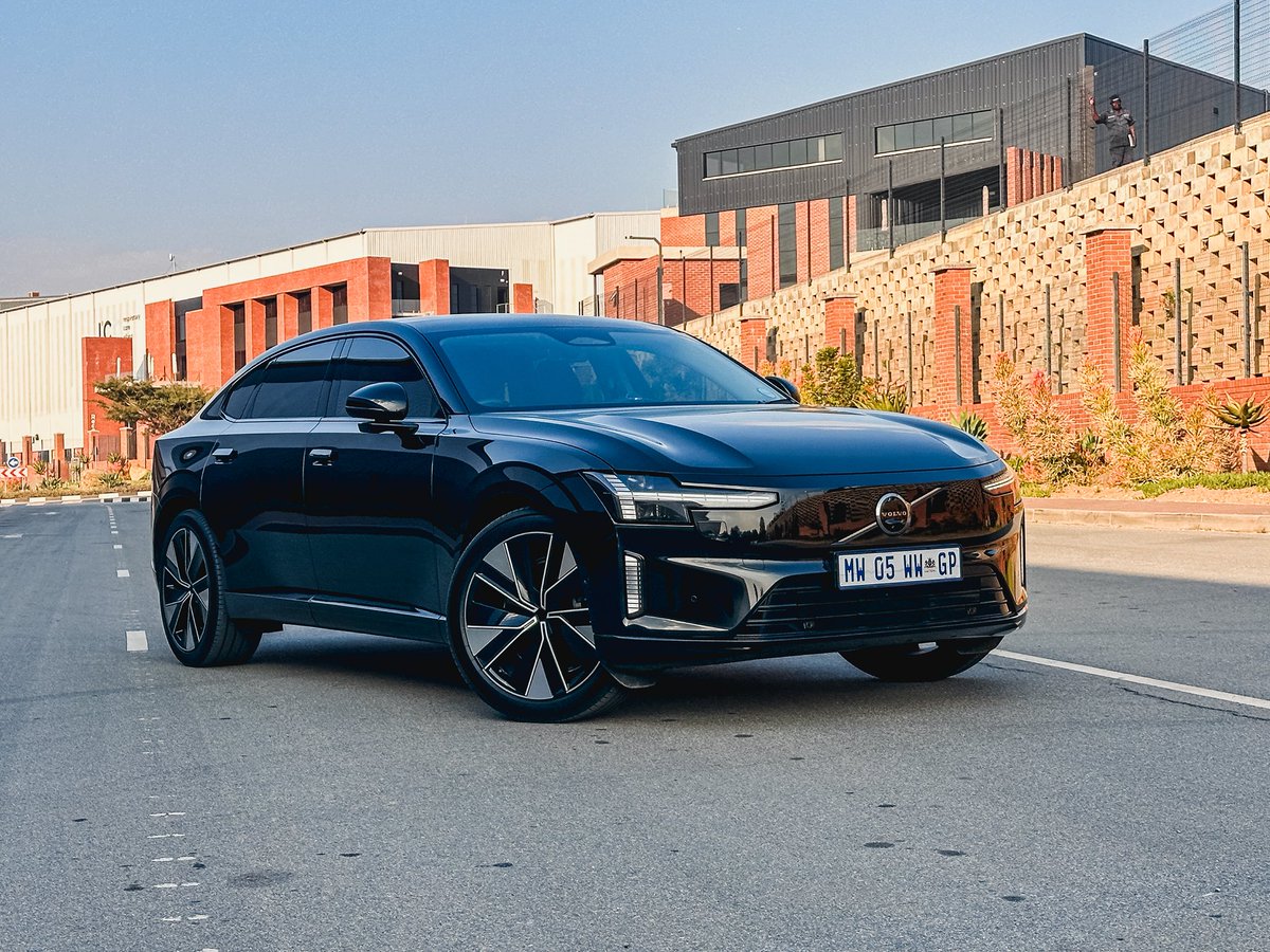 khuleonwheels's tweet photo. We’ve spent some time with the Volvo ES90 Single Motor Ultra, and it’s safe to say we’ll miss it. When it comes to design, we really like the clean Scandinavian styling. It’s elegant, modern and has just the right amount of road presence. Inside…
#VolvoSA #VolvoES90 #KOWGarage https://t.co/EJLPmDS7It