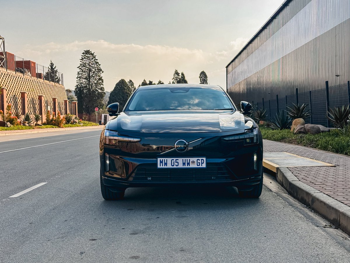 khuleonwheels's tweet photo. We’ve spent some time with the Volvo ES90 Single Motor Ultra, and it’s safe to say we’ll miss it. When it comes to design, we really like the clean Scandinavian styling. It’s elegant, modern and has just the right amount of road presence. Inside…
#VolvoSA #VolvoES90 #KOWGarage https://t.co/EJLPmDS7It