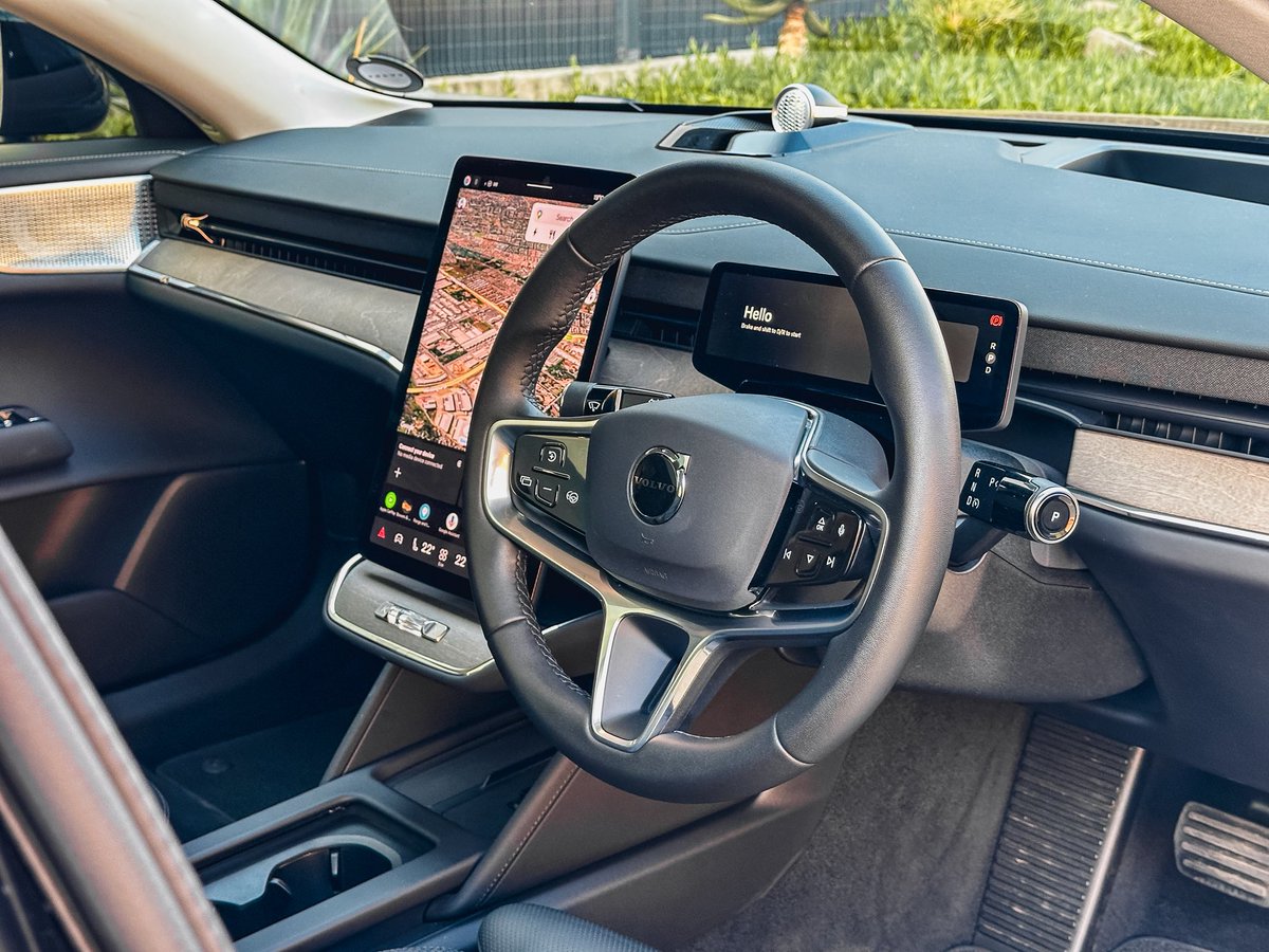 khuleonwheels's tweet photo. We’ve spent some time with the Volvo ES90 Single Motor Ultra, and it’s safe to say we’ll miss it. When it comes to design, we really like the clean Scandinavian styling. It’s elegant, modern and has just the right amount of road presence. Inside…
#VolvoSA #VolvoES90 #KOWGarage https://t.co/EJLPmDS7It