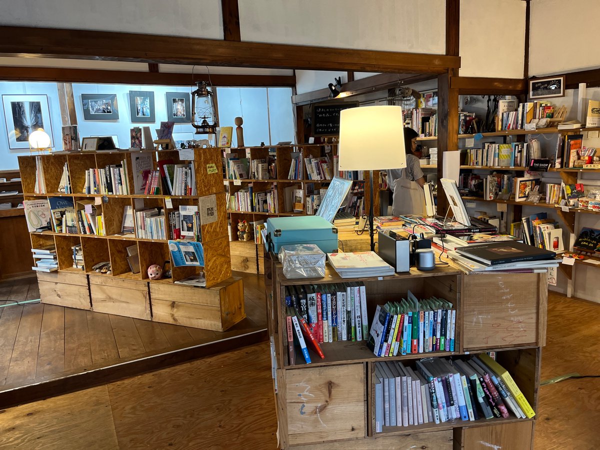 yashinomibooks's tweet photo. @henkyo_books 共同書店・編境は北千住駅南口から徒歩5分。小さな路地の古民家をリノベした、ホッとする佇まいです。棚主さんの個性もさまざまで、本好きならつい長居したくなる♪ https://t.co/FcMzFrgWql