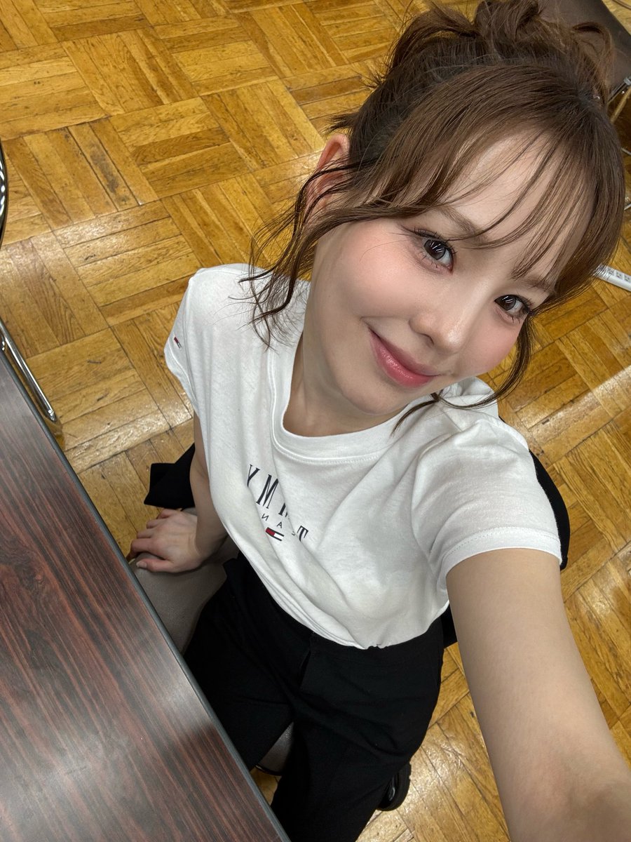 gym321's tweet photo. NiziUのオンラインイベントでした。
1部はマコ、マヤ。2部はマコ。
2人には「リオを支えてあげてね」とお願いすると、明るい笑顔で、「大丈夫。任せといて下さい」って言ってくれた。
なんだか凄く嬉しくなった👍
2部ではNiziU皆んな元気でねと。
🧡💜🌈
#NiziU_オンラインイベント_MAKO_MAYA https://t.co/XSn27ELNiZ