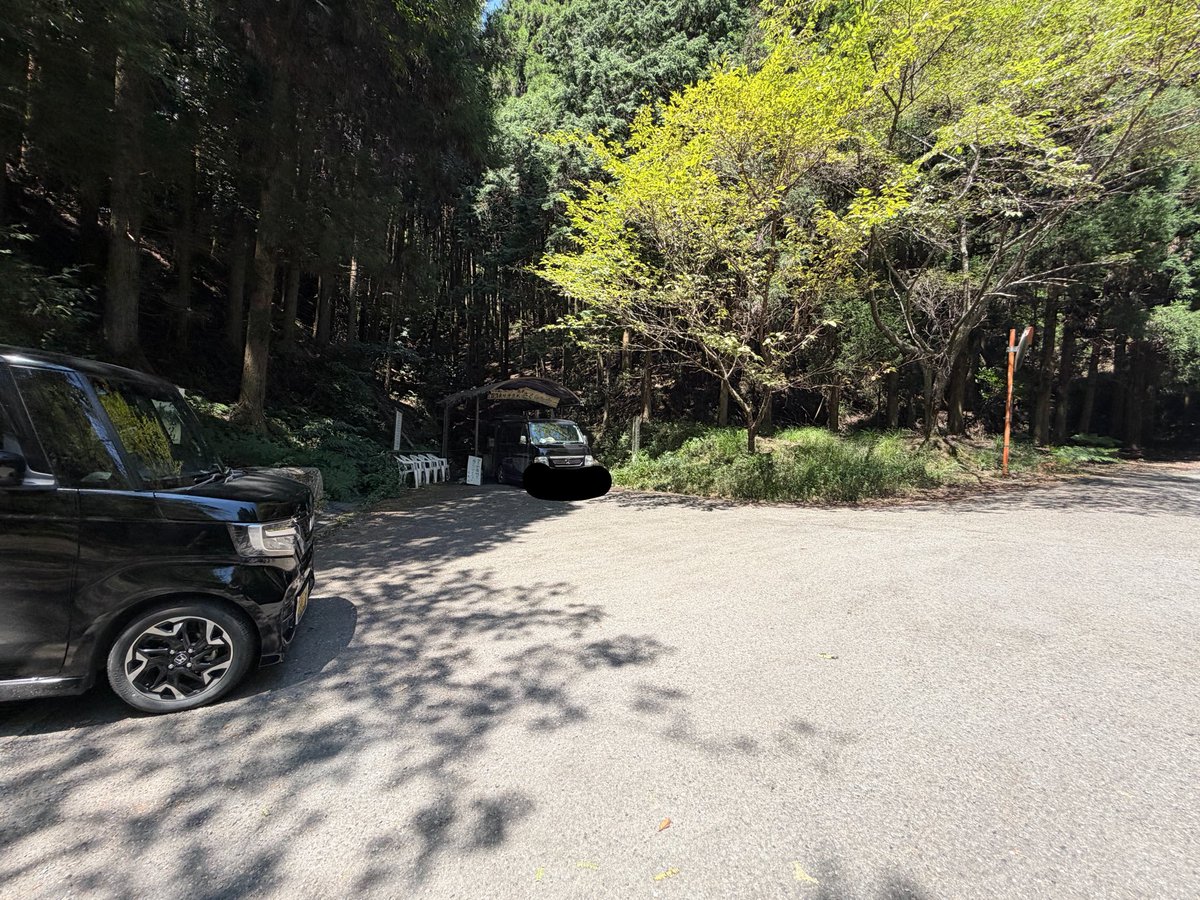 mio_hayakawa's tweet photo. 【八代市坂本町の水源「さくらの雫」】
八代市内の断水が3カ月ほど続く可能性があるため、飲料水確保の情報の一つとしてご参考下さい。(注意点:後述 もあるため投稿するか迷いましたが、選択肢の一つとなれば…)

🏞️どんな水源？
坂本町百済来地区にある「さくらの雫」。地下45mからくみ上げた、熊本県平成の名水百選の一つです。♨️坂本町の温泉「憩いの家」から車で15〜20分ほどの場所にあります。

🕚8月1日(土)11時頃の状況
猛暑で水不足を心配しましたが、この時点では一定量出ていることを確認しました。
この時、1組採水中で、後からもう1組来てました。

✅いいところ
・24時間、採水可能
・地元の飲料水として利用(地元住民が定期的に清掃されてます)
・美味しいお米と農作物が育つ自然豊かな坂本町の水。沸かして紅茶やコーヒーにするとホッと一息つけます。

⚠️注意点
・水の蛇口は1つのみ。混雑時は譲り合ってご利用ください
・駐車スペースは2、3台程度。それ以上は譲り合いをお願いします
・危険な場所ではありませんが山の中にあります。お子様連れの際は絶対目を離さないでください
・夜間は鹿や猪が出ます
・万が一の際は地域住民の方が優先です

📍場所
熊本県八代市坂本町百済来上(県道60号線)
※私はGoogleMapで「坂本町 さくらの雫」と検索して現地に行けました。

📷画像1,2枚目は2023年に撮ったもの、3,4枚目は本日8/1に撮ったものです。