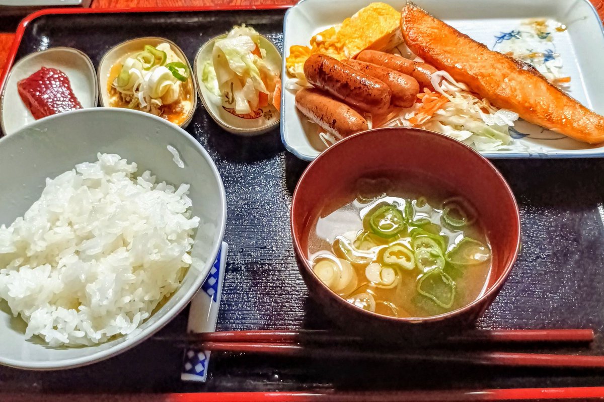niwa9's tweet photo. 焼鮭とソーセージと卵焼きをいただく。 https://t.co/kHSRaDtGzW