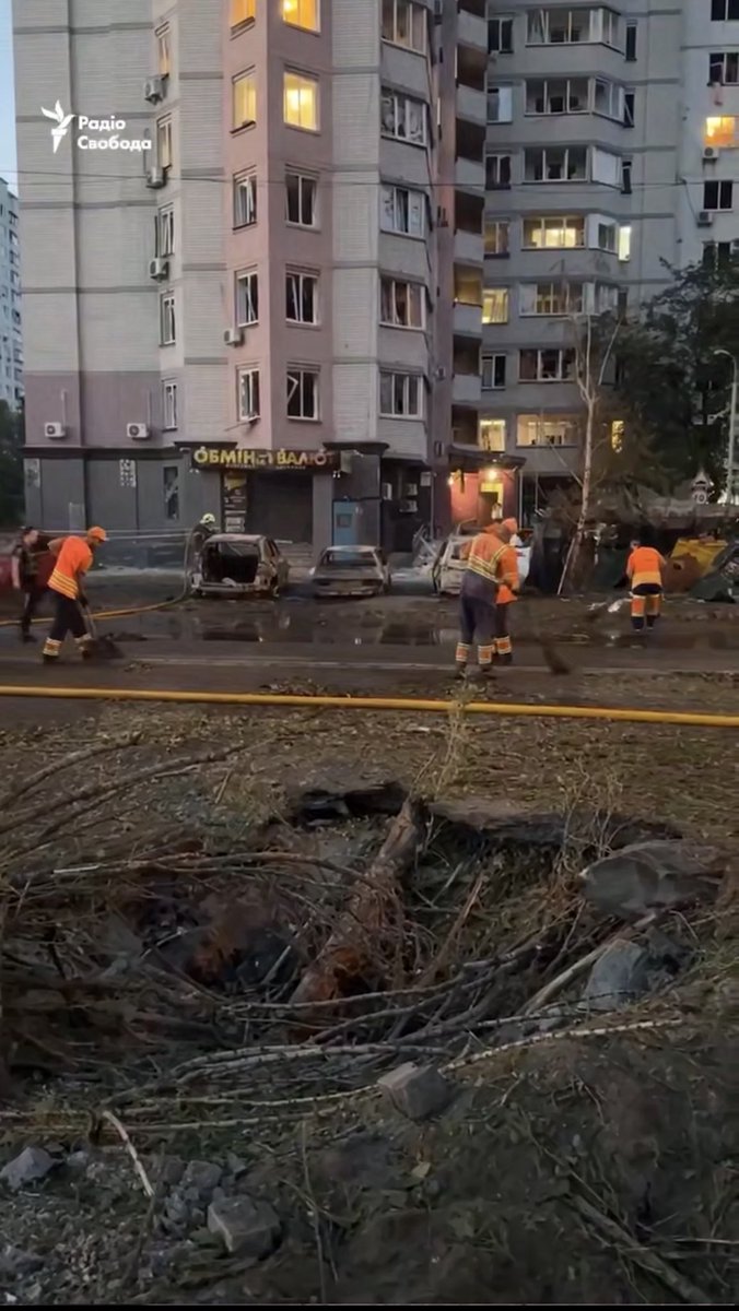 APildegovics's tweet photo. Briesmīga kf terora nakts Kijivā, 35 raķetes un 100+ droni nogalināja vismaz 9 civiliedzīvotājus, daudz cietušo. No trieciena viļņa ir cietusi Lietuvas 🇱🇹 vēstniecības ēka. putina barbarismam nav robežu. Pasaulei ir jādara vairāk, lai palīdzētu 🇺🇦 un apturētu šos noziegumus! https://t.co/ycAZ70o1nK