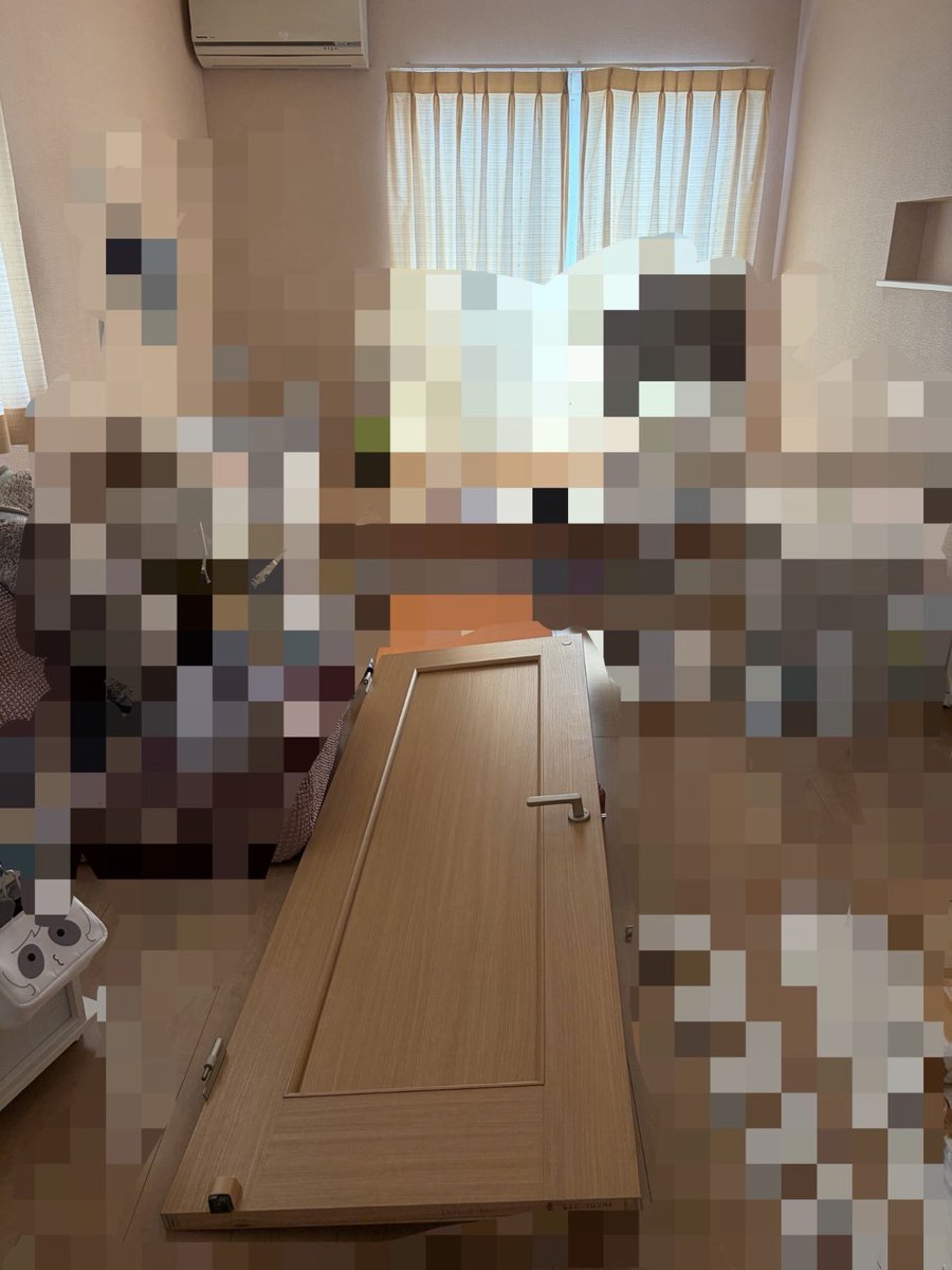 soranolive's tweet photo. 大地震により、2階のトイレのドアが外れたため私の部屋に移動🐼💨💨(なぜ)
※あとで消す https://t.co/gN5OVymfnA