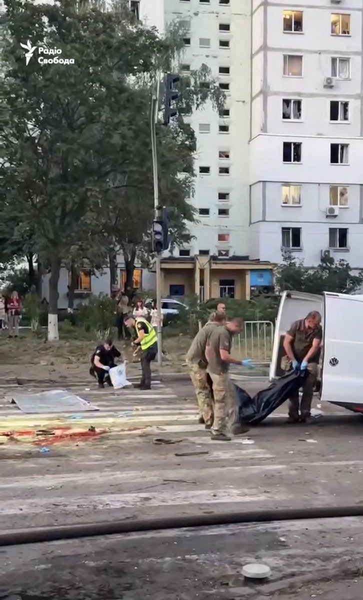 APildegovics's tweet photo. Briesmīga kf terora nakts Kijivā, 35 raķetes un 100+ droni nogalināja vismaz 9 civiliedzīvotājus, daudz cietušo. No trieciena viļņa ir cietusi Lietuvas 🇱🇹 vēstniecības ēka. putina barbarismam nav robežu. Pasaulei ir jādara vairāk, lai palīdzētu 🇺🇦 un apturētu šos noziegumus! https://t.co/ycAZ70o1nK