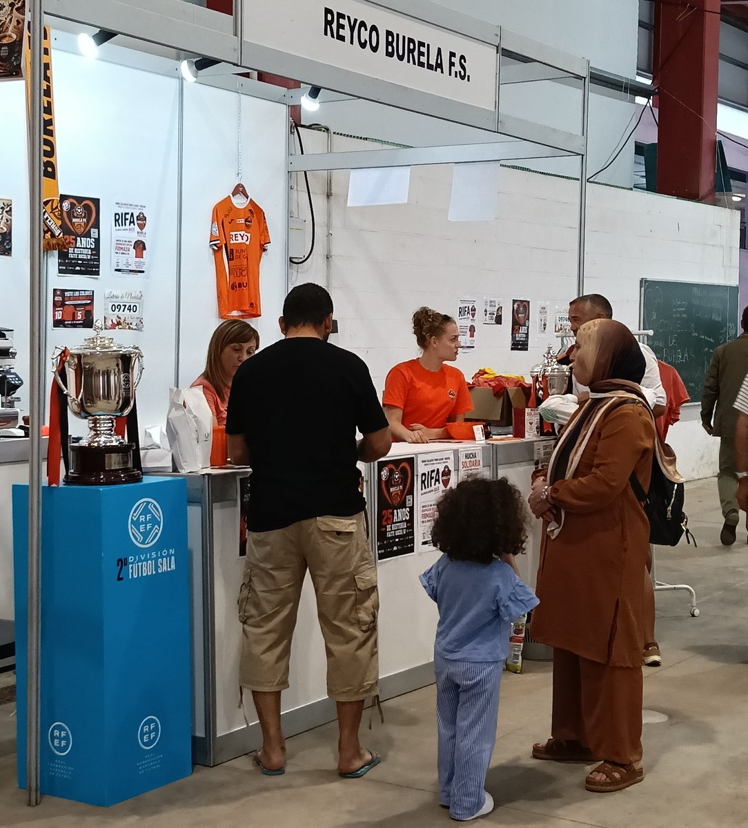 burelafs's tweet photo. 🎣🐟 Esta fin de semana temos unha cita coa #FeiradoBonito e #Produart en Burela
Achégate ata o stand do @burelafs
🧡 ℹ️ Abonos 2️⃣6️⃣-2️⃣7️⃣
🧡 ☕ Un delicioso café en boa compañía
🧡👕 Indumentaria vintage
🧡🎄 Xa a lotería de Nadal: 09740
🤩🤩🤩 E algunha sorpresa máis...
@Fund_EXPOMAR
@ConcelloBurela
#FamiliaLaranxa