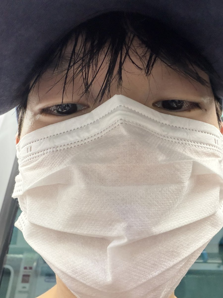 actor_seongha's tweet photo. 왜 이 더위는 익숙해지지가 않는 걸까요..?
오늘은 특히 더 더운 것 같아요..
오늘도 덕분에 행복함을 가득 안고,
퇴근하는 중이에요🥹
이렇게 더운데..
보러 와줘서 정말 고마워요😭
집에 조심히 들어가구, 조심히 놀러 가구!
특히 더위 조심해요!!!
저녁 맛있게 챙겨 먹구, 이따 푹 잘 자요🐶🐶🫶🏻 https://t.co/PRMXyqPmgb