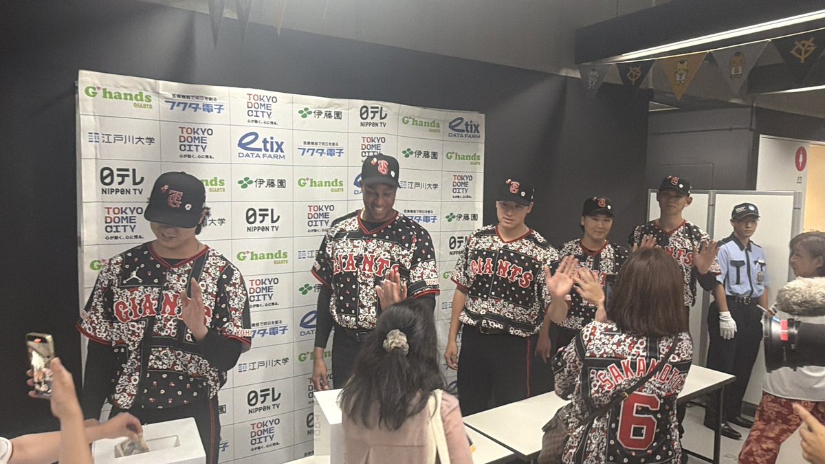 sanspo_giants's tweet photo. 後半は

#田中瑛斗 投手
#ライデル・マルティネス 投手
#堀田賢慎 投手
#船迫大雅 投手
#泉圭輔 投手

が参加

#巨人 #ジャイアンツ #giants https://t.co/XJcC4uATHh
