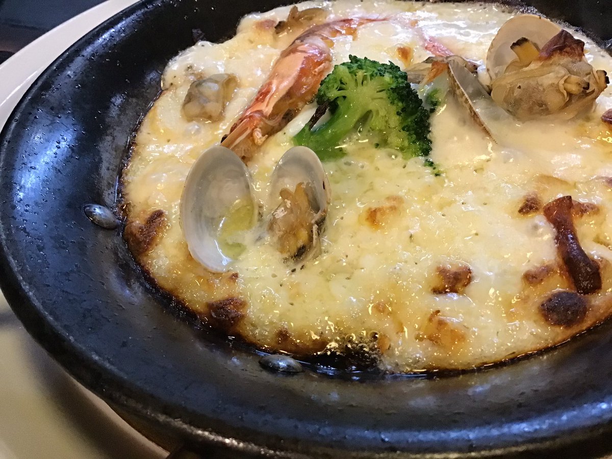 olla_maruyama's tweet photo. いよいよ8月スタートです٩(^‿^)۶写真は「エビとあさりのオジャグラタン」♪テーブルバイキングにも入っているので、ひとり1個食べる方もいるほどの人気の品！しかし当然全て手作りのため、売切御免でございますm(_ _)m #円山オジャ #特製グラタン #円山人気商品 #グラタン #8月スタート #札幌円山 https://t.co/Zxlod4Twur