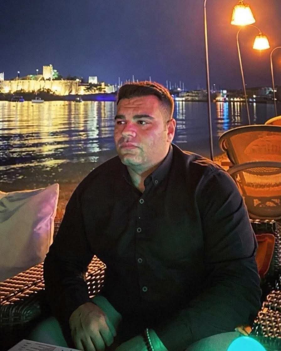 servisi19064's tweet photo. ❌️ Dikkat, lütfen bu acılı babanın sesi olalım !

Merhabalar, Mardin Midyatlı 25 yaşındaki oğlum Serdar Akalın, yeni bir hayat kurmak ve Almanya'ya gitmek üzere yola çıkmıştı; ancak 21 Ağustos 2024'ten bu yana Bosna Hersek-Hırvatistan sınırında kayıp. Artık aradan tam iki yıl dolmak üzere ve o günden beri evladımdan tek bir haber bile alamıyorum.
Hem Türkiye'de hem de Bosna Hersek'te resmi kayıp başvurusunda bulundum, her kapıyı çaldım, tüm yetkililerden yardım istedim ama hâlâ bir sonuca ulaşamadım. En son Hırvatistan sınırındaki Dnopolje bölgesinden izi çıkmıştı ama sonrası tamamen karanlık.
Bir baba olarak canım yanıyor, günlerdir gözü yaşlı bir şekilde bir haber bekliyorum. Evladımın sesini duyurabilmemiz, bir iz bulabilmemiz için hikayemizi Facebook, Instagram, Twitter (X) gibi tüm sosyal medya hesaplarınızda ve web gazetelerinizde paylaşarak bize umut olmanızı, bu acımıza ortak olmanızı rica ediyorum. Allah rızası için sesimiz olun.
Instagram: @newrozmusab
Fikret Akalın (Babası)
Tel 0543 459 93 49

Cem Küçük #ziraatbankası çırak Melih Gökçek Hasan Şaş 
15 Temmuz