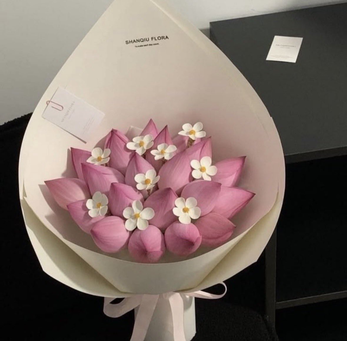 k_n_m_0307's tweet photo. 周りと被らなくて、センスずば抜けてる素敵すぎる花束🥹💐✨ https://t.co/MpyoW0lMHf
