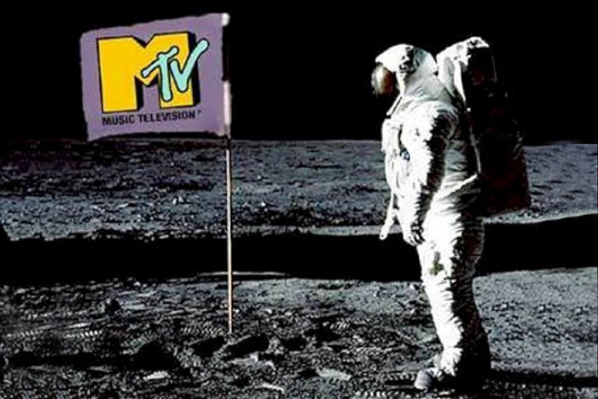 IveserVenezia's tweet photo. 1° agosto 1981 
Alle 00:01 il video di "Video Killed the Radio Star" dei Buggles inaugura le trasmissioni di @MTV: per la campagna di lancio vennero utilizzate le immagini dello shuttle Columbia e della missione Apollo 11 con lo slogan «Ladies and gentleman, rock and roll!» https://t.co/vP6T0hAf5d
