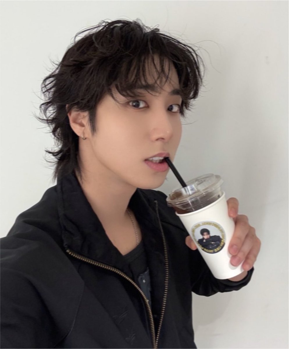 gfromjone's tweet photo. ai não existem palavras que descrevam esse homem da maneira que a beleza dele exige. OLHA ESSE CABELO https://t.co/Irc37xEYB2