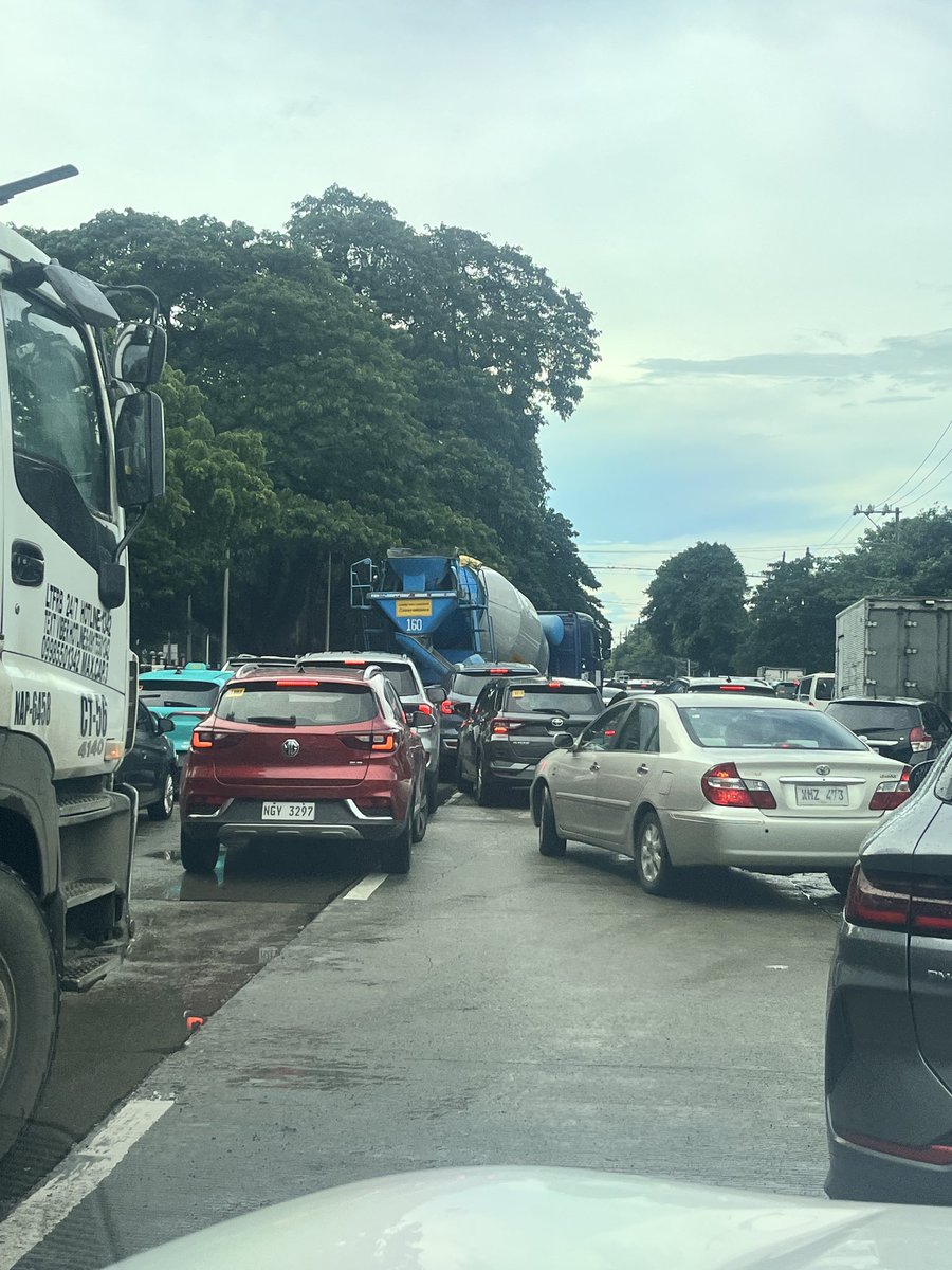 docpengowen's tweet photo. @MMDA please enforce traffic in up town northbound and southbound u turns, it is stuck in a looping cycle and it is barely moving. https://t.co/njNe21V6no