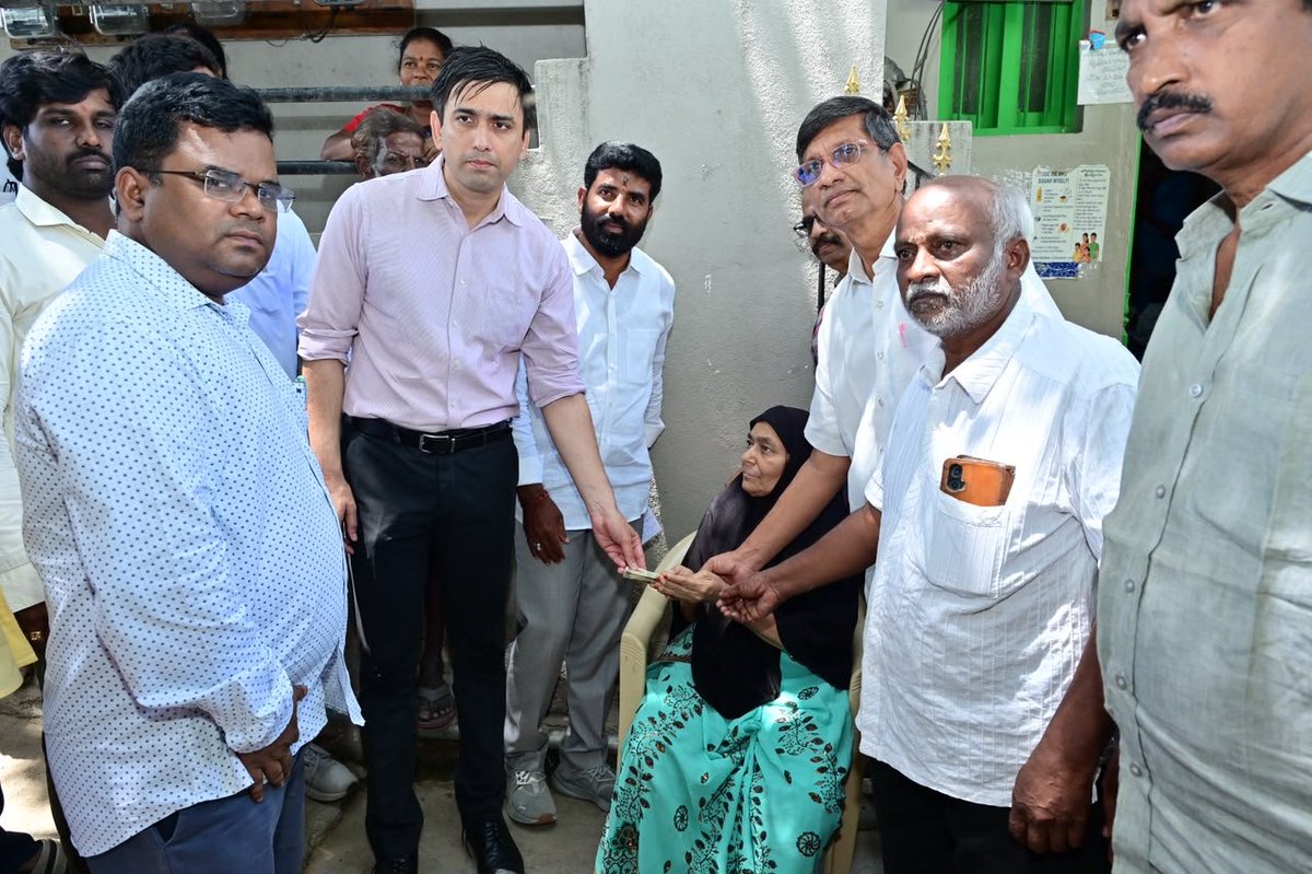 COLLECTORCTR25's tweet photo. చిత్తూరు, ఆగస్టు 1: చిత్తూరు మున్సిపాలిటీ పరిధిలోని మసీదు మిట్ట గ్రామ సచివాలయ పరిధిలోని ఓటీ చెరువు, అలాగే 17వ వార్డులో శనివారం నిర్వహించిన కార్యక్రమంలో జిల్లా కలెక్టర్ సుమిత్ కుమార్ ఐఏఎస్ ఎన్‌టీఆర్ భరోసా పథకం కింద వివిధ సామాజిక భద్రత పెన్షన్లను లబ్ధిదారులకు పంపిణీ చేశారు. https://t.co/EMvvyBCcwH