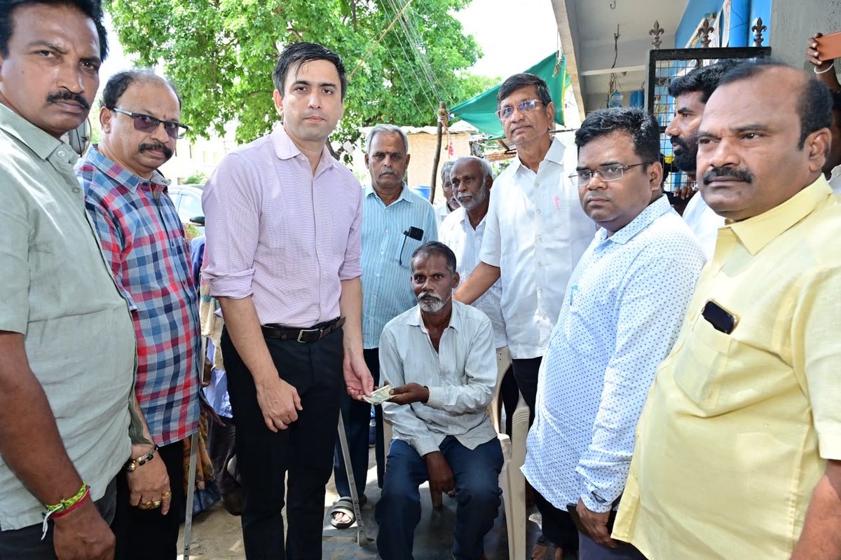 COLLECTORCTR25's tweet photo. చిత్తూరు, ఆగస్టు 1: చిత్తూరు మున్సిపాలిటీ పరిధిలోని మసీదు మిట్ట గ్రామ సచివాలయ పరిధిలోని ఓటీ చెరువు, అలాగే 17వ వార్డులో శనివారం నిర్వహించిన కార్యక్రమంలో జిల్లా కలెక్టర్ సుమిత్ కుమార్ ఐఏఎస్ ఎన్‌టీఆర్ భరోసా పథకం కింద వివిధ సామాజిక భద్రత పెన్షన్లను లబ్ధిదారులకు పంపిణీ చేశారు. https://t.co/EMvvyBCcwH