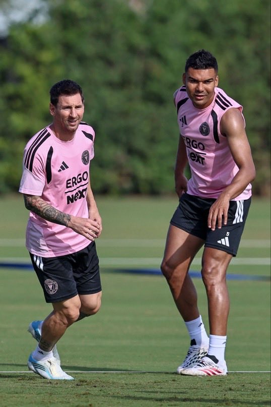 TouchlineX's tweet photo. 🚨 𝗡𝗘𝗪: Lionel Messi and Casemiro training together. https://t.co/TvTGTz5nWz