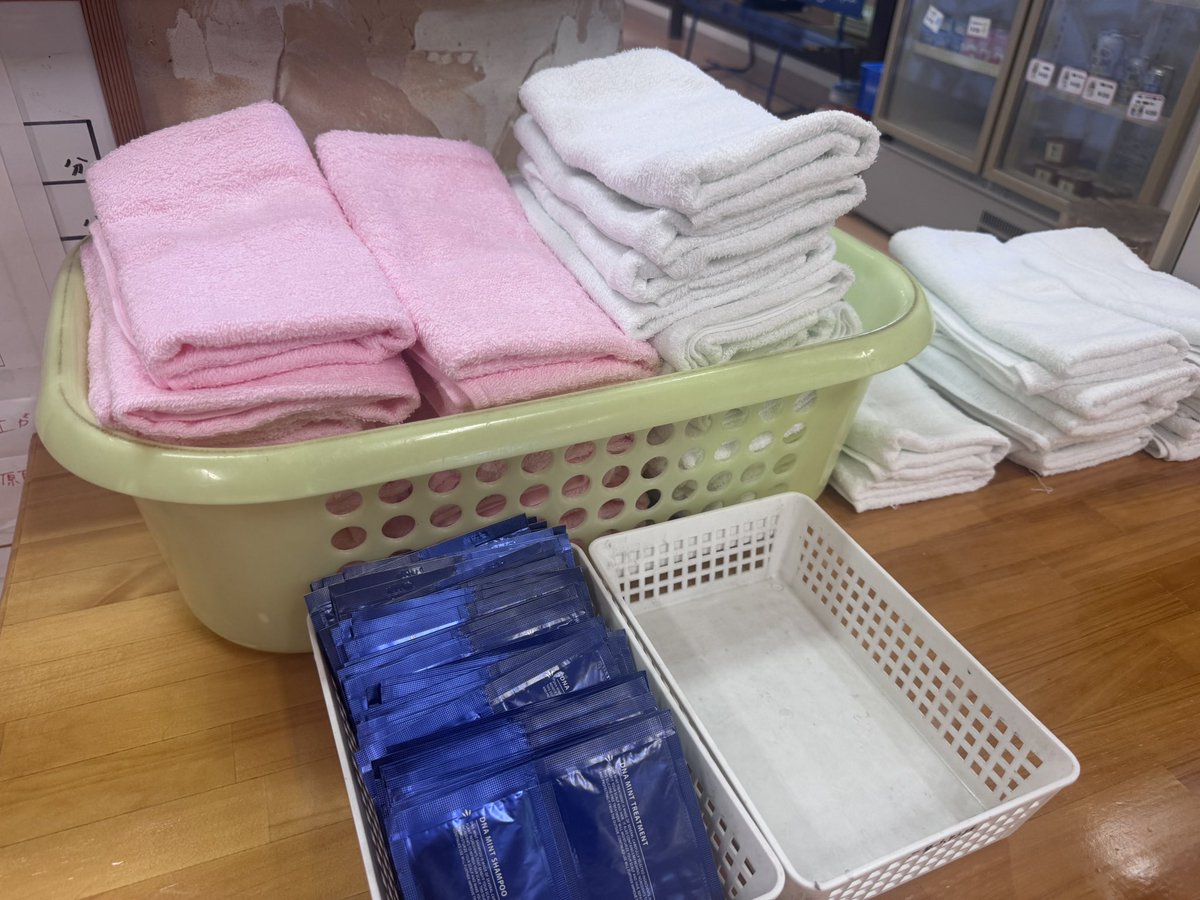 MasatoUchishiba's tweet photo. こんにちは
店に電気が通り
大掃除
ガスや重油の漏れなどの点検も終わり

営業再開しました。

スタッフにも被災者はおり
長い時間店を開けれません。

4月に開業したばかりで
1日11万円かかる電気、燃料代を負担できませんので
無料開放は出来なく申し訳ないけど

お湯、沸きました。 https://t.co/gJzt3JHhIv