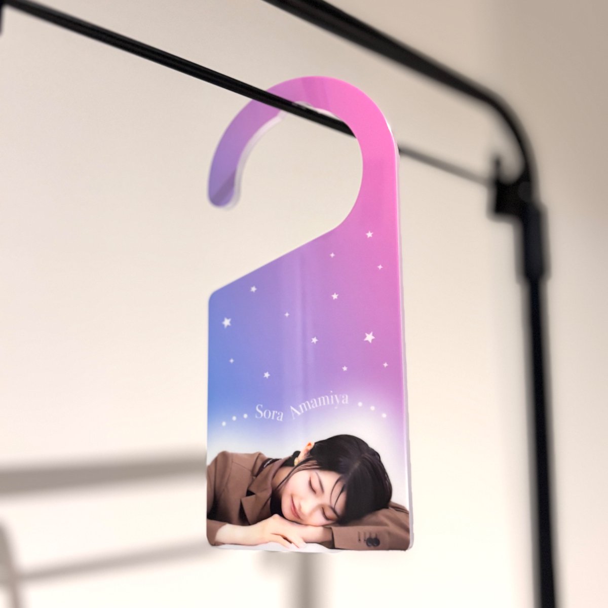 Amamiyastaff's tweet photo. ／
#雨宮天 Live Event 2026 -Room Theory-
現在開場販売中🏠
＼

会場にて赤ちゃんがねていますドアプレートや
この夏にぴったりなビニールバッグなど
オフィシャルグッズを販売中です✨

ご来場の記念にぜひお立ち寄りください！

▼グッズ情報はこちら▼
https://t.co/jYybN0xk8V https://t.co/3DGRMRHW1G