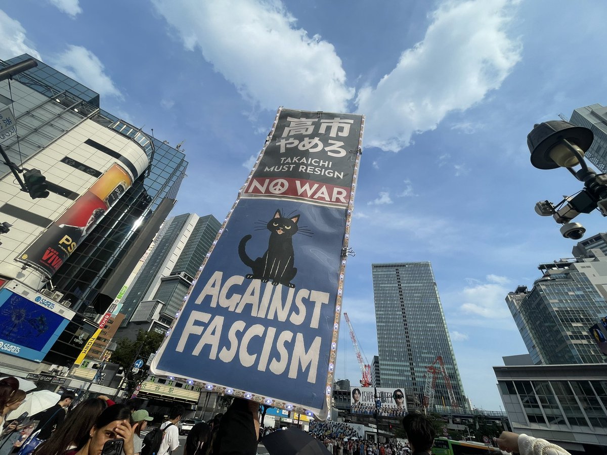 kiiro9_9's tweet photo. 渋谷スクランブル交差点でぼっち散歩10往復してきました。なぜ高市やめろって思うんですか？と真剣に聞いてきた大学生っぽい方やジャガイモ？って背中のプラカ読んでくれた高校生っぽい集団など、気に留めていただけて嬉しいです。暑かったけど散歩して良かった。#ぼっち交差点デモ #渋谷交差点デモ https://t.co/wUcdUok2v7