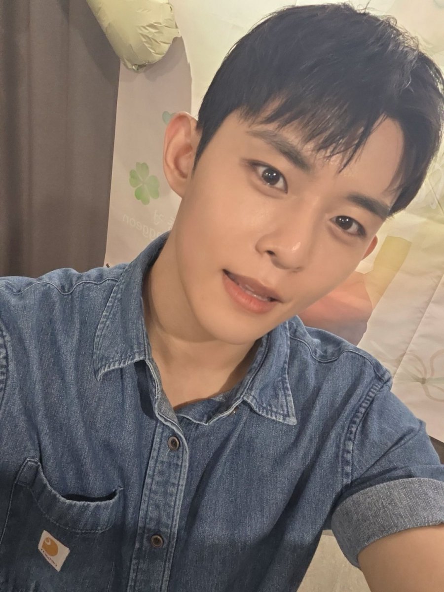my_gexn's tweet photo. #8월_누구보다_빠르게_최애선점
동건아 해피 8월 💙💙
(🔒근데 아이폰으로 바꾸면 안될까..) https://t.co/SAtGUMvcI4