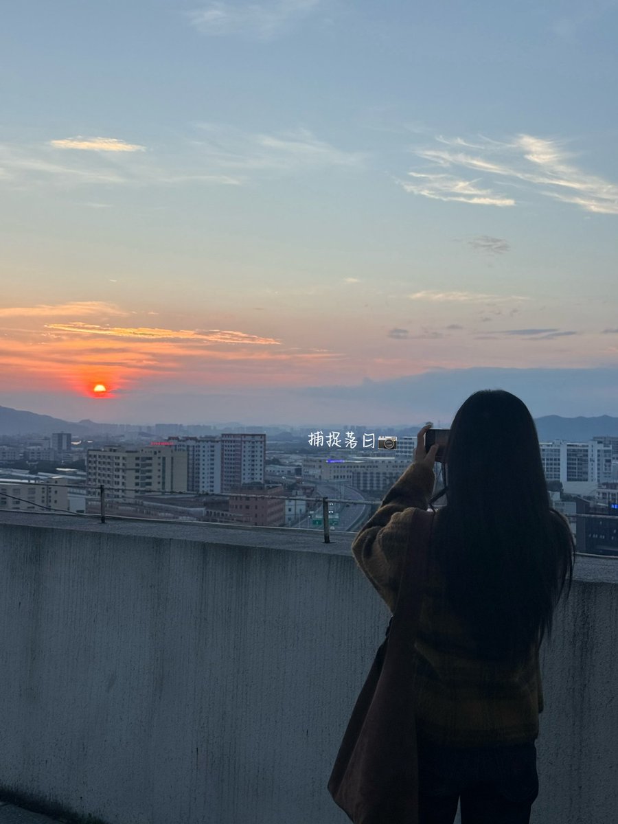 PrincessJINGYI's tweet photo. 1st pic: Xiao Zhang tried it while reading the script
2nd pic:Yi" some fresh shooting moments
3rd pic: capture the sunset
4th pic: Finishing work on a rainy day is like

#ZhangJingyi #ZhangJoy https://t.co/UH6LuAAbDq