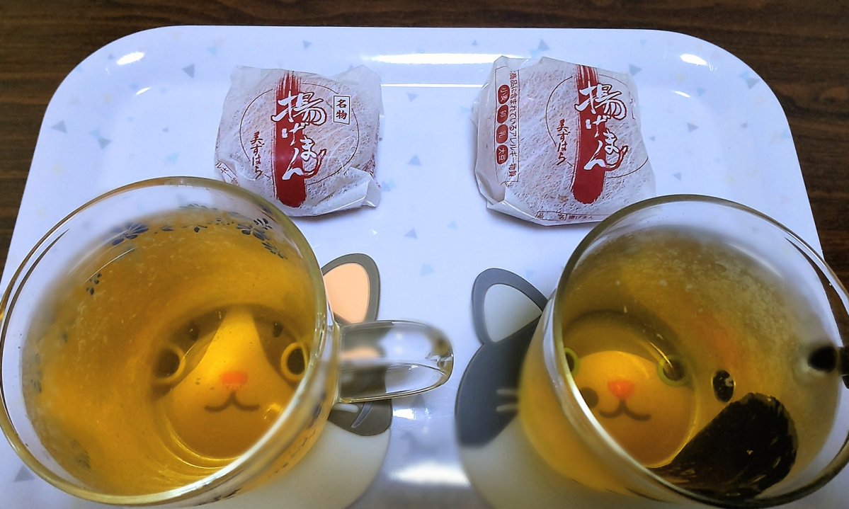 iroha_s103's tweet photo. 本日のおやつのお茶はレモンほうじ茶です🌱🍋🥤
つい先ほどまで昼寝をしていたのですが、疲れが一気に出たのか昼寝とは思えないレベルの爆睡感がありました。 https://t.co/oIcycWUxjS