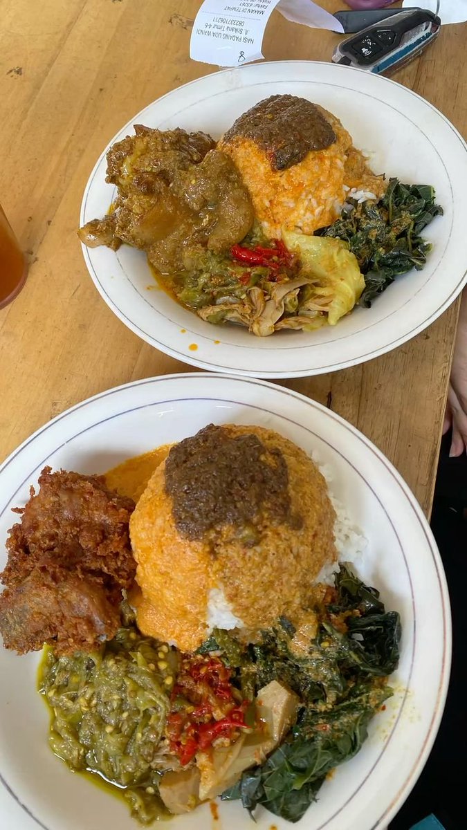 subWARUNGNASPAD's tweet photo. 𝙋𝙞𝙘𝙠 𝙊𝙣𝙚,  Makan naspad ditempat  vs  Take away/bungkus https://t.co/OkWx6EY9iE