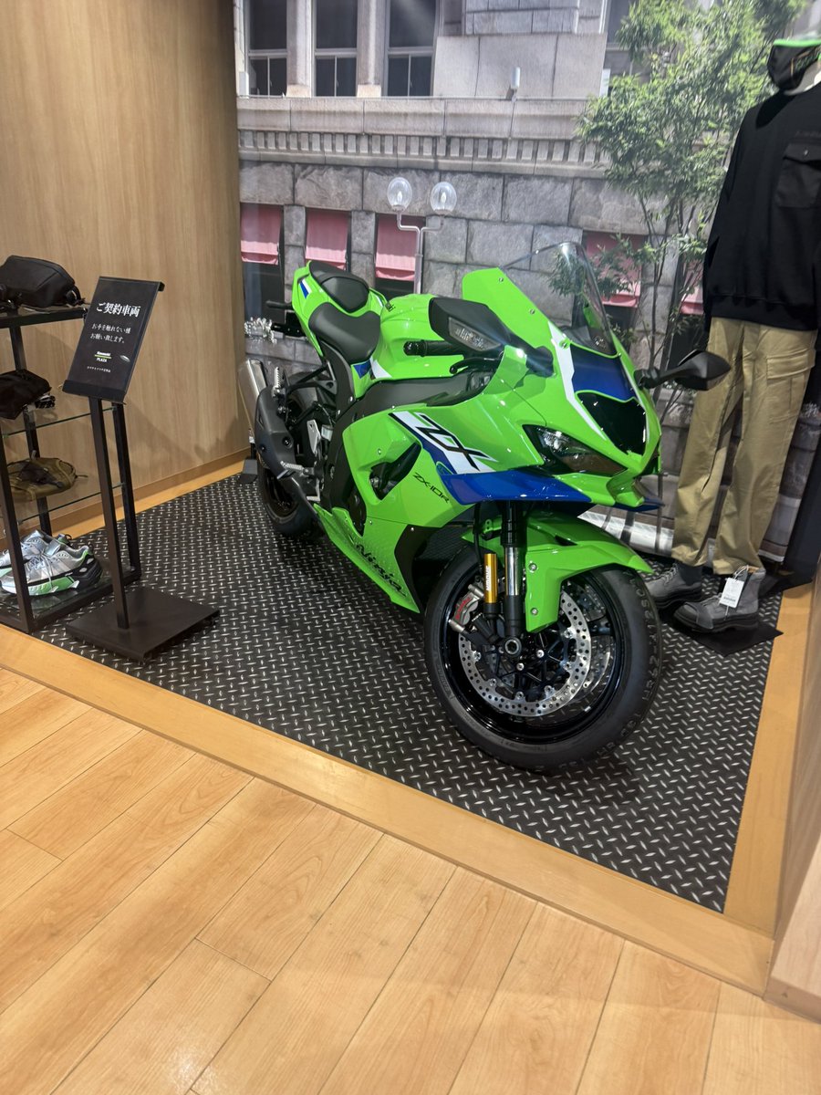 Rrkira2's tweet photo. 新型ZX-10Rええやん￼☺️ https://t.co/iFuryG34Ja