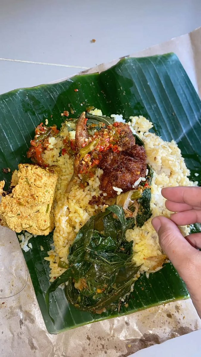 subWARUNGNASPAD's tweet photo. 𝙋𝙞𝙘𝙠 𝙊𝙣𝙚,    Makan pakai tangan  vs  Pakai sendok garpu https://t.co/ZyB9LqBI3u