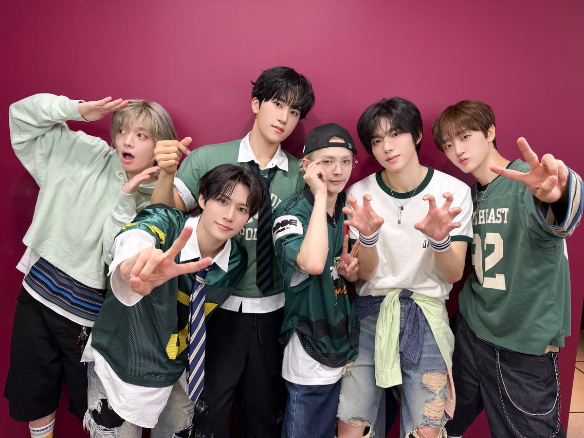 LUN8_official's tweet photo. [📸] 260801 MBC #쇼음악중심

#루네이트 #LUN8 #SNEAKERS 
#Off_the_Grid #LUN8_OfftheGrid https://t.co/orXfCN4CJs
