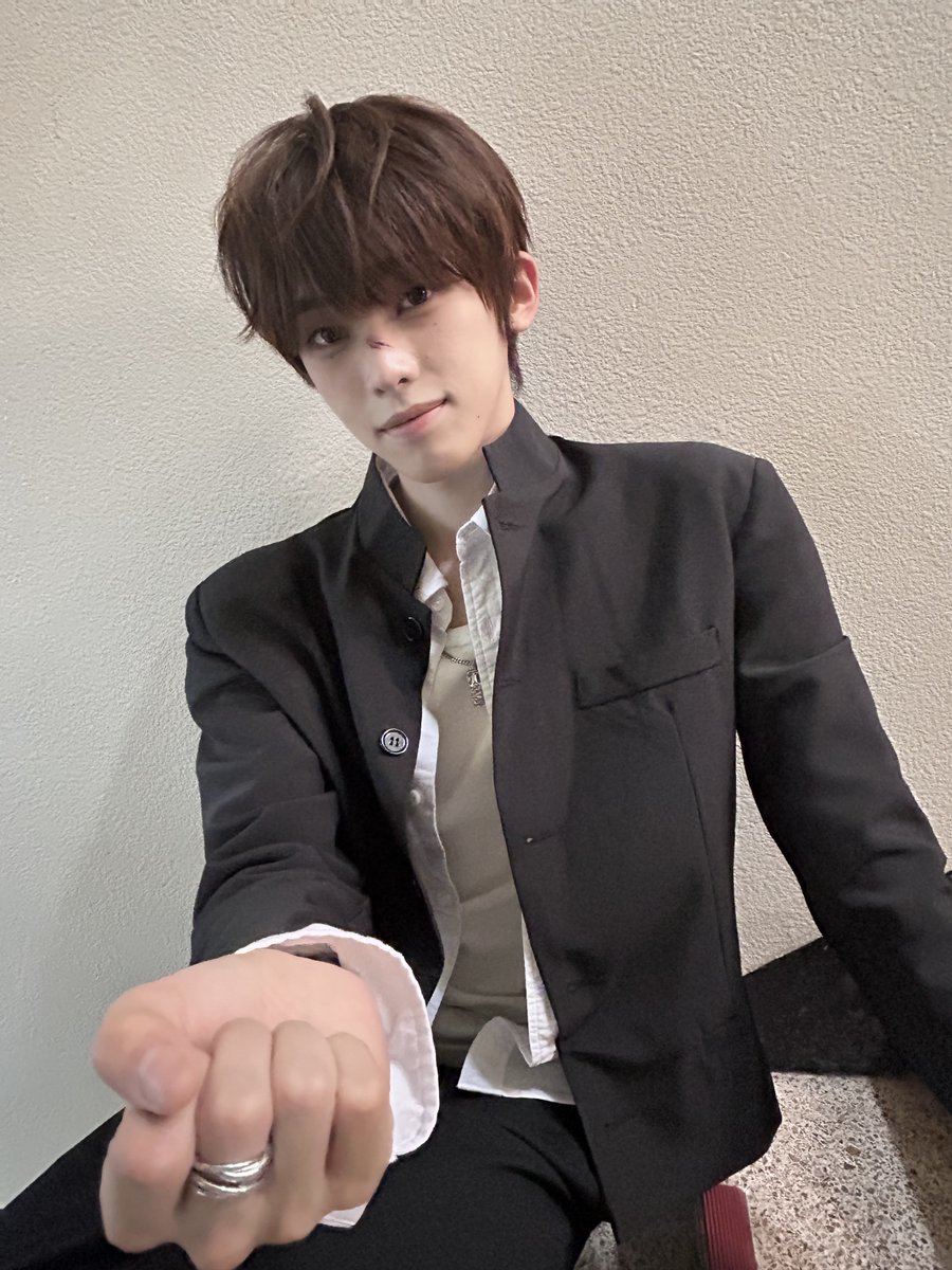 ch1ri19's tweet photo. 경호가 단추 주는 거 너무너무야....ㅜㅜ https://t.co/u2SSCSdAu5
