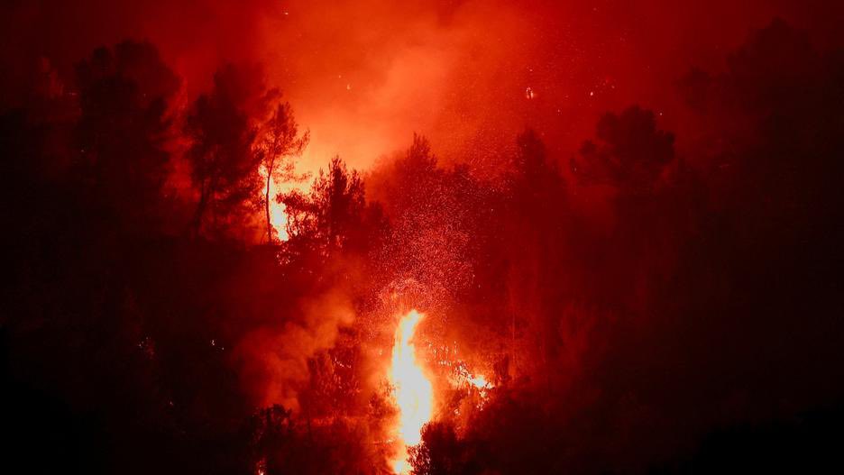 f_philippot's tweet photo. « Feu qui défie l’entendement »

« Flammes qui avancent plus vite qu’un cheval au galop »

« Le Var replonge dans l’enfer » !
Selon le préfet du Var

« Flammes de 25 mètres de haut »

Un maire du Var évoque « 6 reprises de feu cette nuit, toutes au bord de la route, ce qui interroge » !…
(cf : https://t.co/WMzZXB9fA1)

Courage aux habitants et aux pompiers du Var où 1000 hectares viennent à nouveaux de brûler.

➡️ Il est plus que temps d’enquêter sérieusement sur ces reprises de feu multiples, au même moment, soudaines et extrêmement violentes ! 

Et le ministre de l’Interieur Nuñez, en charge de la sécurité civile, ferait bien de trouver enfin des Canadairs pour nos pompiers, même si nous savons qu’il a  manifestement d’autres priorités…