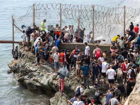 TizianaFerrario's tweet photo. 50 mila rimpatri in un solo giorno. Il governo #Meloni dovrebbe imparare da #Sanchez.Che ne dite?
#Ceuta https://t.co/awFxorBroq